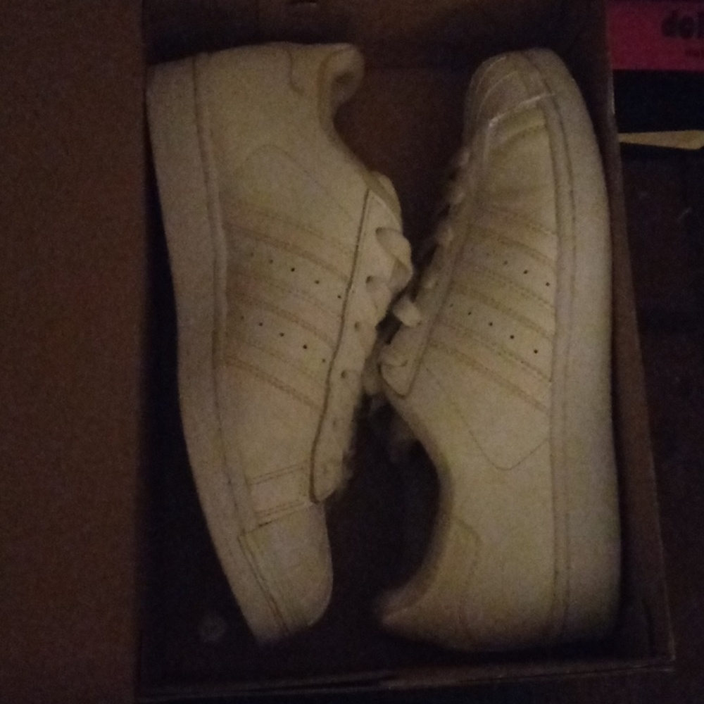 Shell toe Superstars